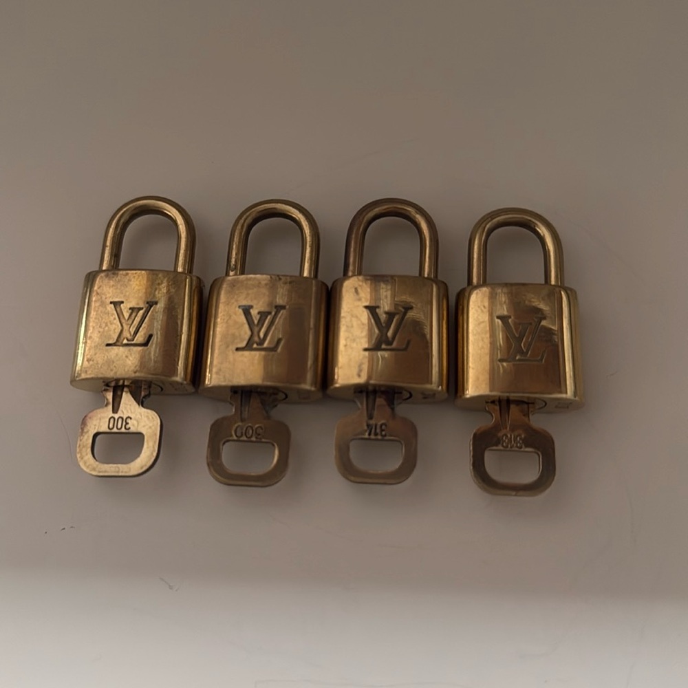 Authentic - Pick One Lv Lock And Key - image 1